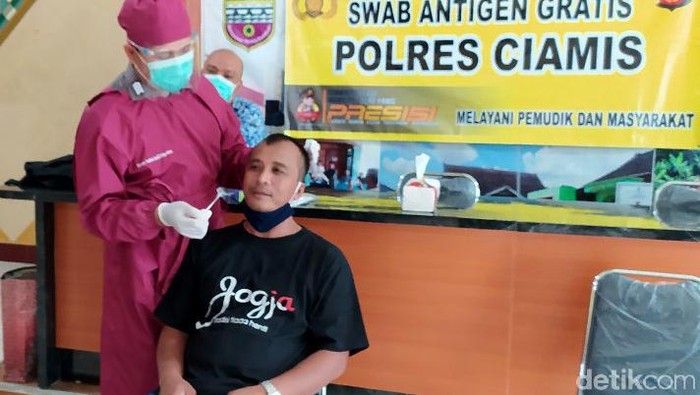 Cegah Penyebaran Corona, Pemudik di Ciamis Dites COVID-19 Sejumlah pemudik yang berhasil masuk ke kawasan Ciamis jalani swab tes antigen. Swab tes antigen itu disediakan gratis sebagai upaya pencegahan virus Corona.