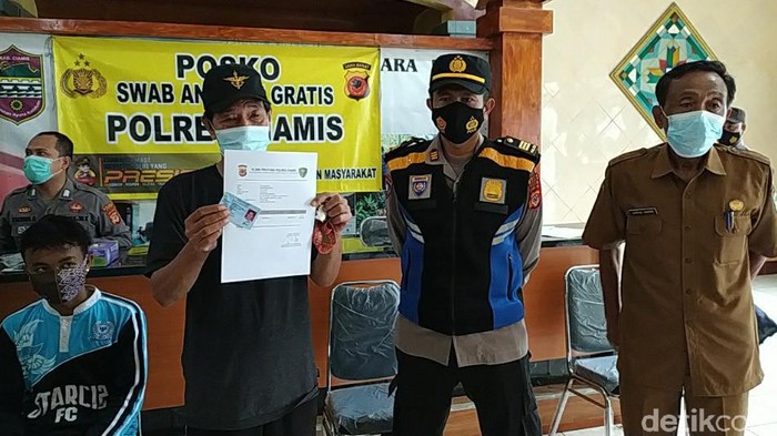 Cegah Penyebaran Corona, Pemudik di Ciamis Dites COVID-19 Sejumlah pemudik yang berhasil masuk ke kawasan Ciamis jalani swab tes antigen. Swab tes antigen itu disediakan gratis sebagai upaya pencegahan virus Corona.