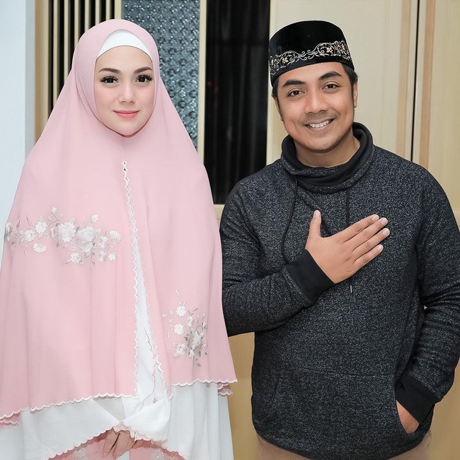 Mantan istri Stefan William ini pernah mengunggah foto di akun Instagramnya sedang mempelajari agama Islam bersama ustaz Riza Muhammad. Tidak Penting apapun Agama / Sukumu.. Selama kita berbuat baik & Berniat baik, Insya Allah semua nya baik 😇🙏 Indahnya Saling Menghormati ❤️ Btw, Terimakasih @ustdzrizamuhammad atas waktunya kemarin.. makasih sudah kasih pencerahan buat saya & teman2 semua 🙏, tulis @celine_evangelista. Foto: Instagram: @celine_evangelista.