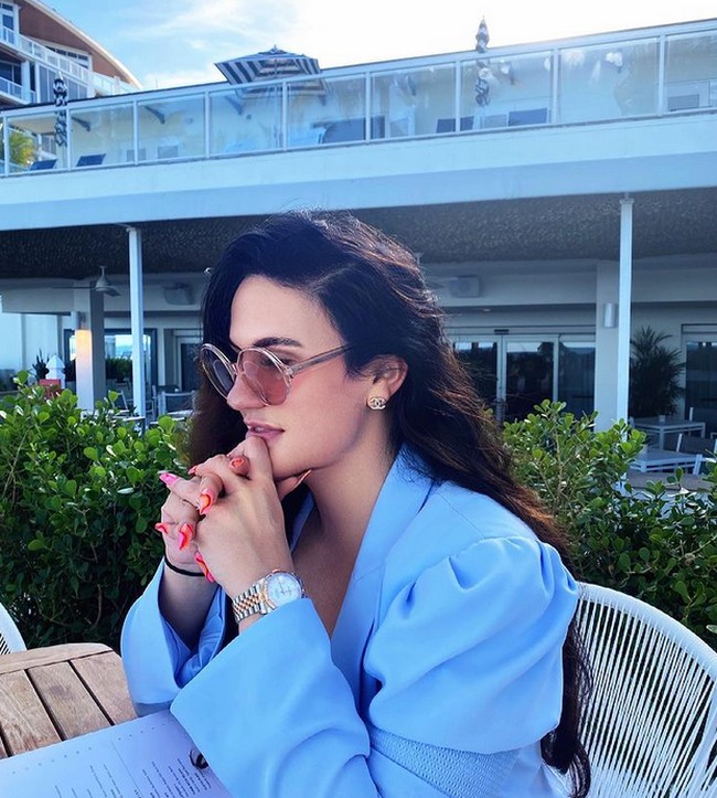 Selebgram itu bernama Danielle Miller. Di Instagramnya, ia kerap memamerkan gaya hidup mewah.  Foto: dok. Instagram/@killadmilla