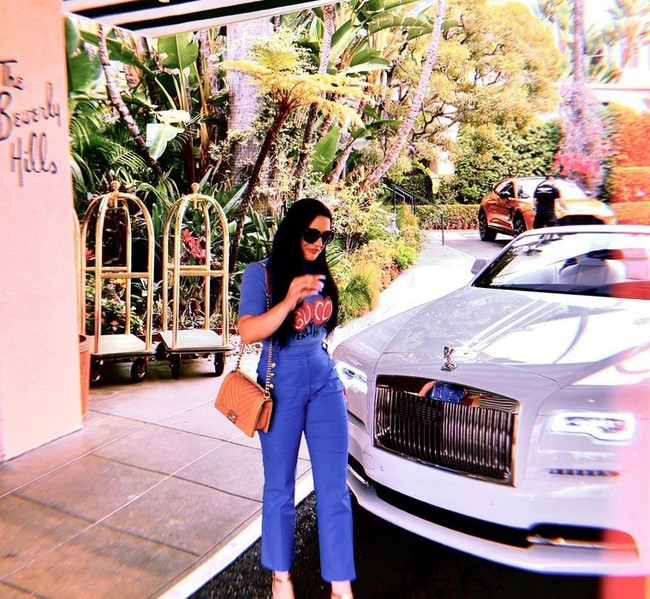 Parahnya lagi, sang selebgram dengan followers 34 ribu itu menggunakan informasi pribadi orang lain untuk membuat rekening bank melalui Kantor Pendaftaran Kendaraan Bermotor negara bagian.  Foto: dok. Instagram/@killadmilla