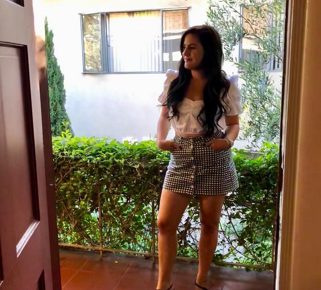 Danielle kemudian menggunakan data yang sama untuk mengajukan pinjaman Economic Injury Disaster yang didanai pemerintah federal. Danielle dikatakan telah memiliki uang pinjaman mencapai US$ 100 ribu (Rp 1,4 miliar). Kini sebagian uang tersebut telah dihabiskan untuk penerbangan pribadi dari Florida ke California.  Foto: dok. Instagram/@killadmilla