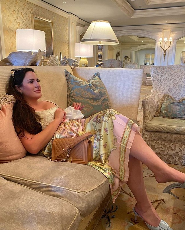 Dalam masa pandemi saat ini, di banyak negara memberikan bantuan dana untuk modal di masa pandemi COVID-19 saat ini. Hal tersebut yang dimanfaatkan oleh Danielle yang meminjam uang tapi bukan untuk membuat usaha, melainkan membiayai gaya hidup mewahnya yang sering berlibur dengan menyewa jet pribadi.  Foto: dok. Instagram/@killadmilla