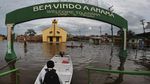 Dilanda Banjir, Warga Brasil Seliweran Pakai Perahu