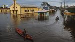 Dilanda Banjir, Warga Brasil Seliweran Pakai Perahu