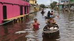 Dilanda Banjir, Warga Brasil Seliweran Pakai Perahu