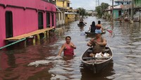 Sekretariat pertahanan sipil Amazonas memperingatkan banjir ini bisa menjadi banjir terbesar yang tercatat dalam satu abad terakhir dan kemungkinan 350.000 orang akan terkena dampaknya.
