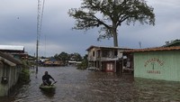 Dua puluh kota Amazonas berada dalam situasi darurat akibat 22 sungai meluap. Peningkatan curah hujan dikaitkan dengan fenomena La Nina, di mana suhu permukaan laut yang lebih dingin dari normal di Samudra Pasifik tropis bagian tengah dan timur memengaruhi pola cuaca global.