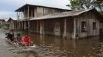 Dilanda Banjir, Warga Brasil Seliweran Pakai Perahu
