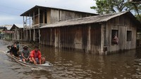 Warga yang terdampak banjir menukar sepeda motor mereka dengan kano atau perahu untuk mobilisasi.  