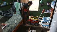 Salah seorang warga mengatakan lantainya sekarang sangat tinggi sehingga kepalanya terbentur langit-langit.