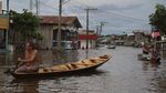Dilanda Banjir, Warga Brasil Seliweran Pakai Perahu