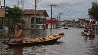 Anama, rumah bagi 14.000 orang tersebut hanyalah satu dari lusinan kota di negara bagian Amazonas yang merasakan kehidupan terbalik akibat curah hujan yang tidak biasa.