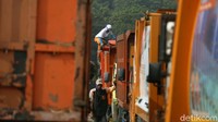 Sampah tersebut diangkut ke TPST Bantargebang menggunakan 405 truk.
