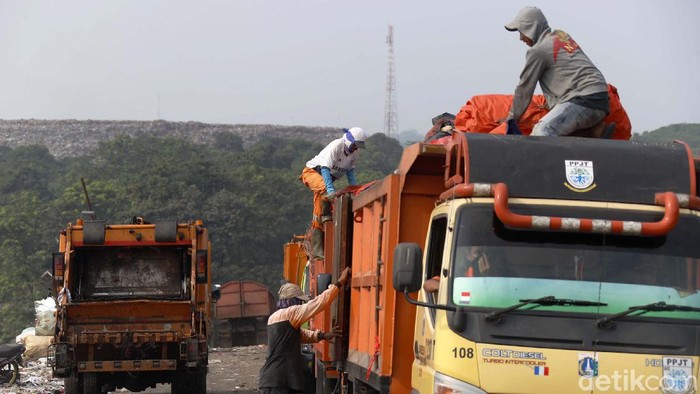Puluhan truk sampah antre di TPST Bantargebang, Kota Bekasi. Pada hari pertama Lebaran tercatat ada 2.142 ton sampah yang dikirim warga Jakarta ke Bantargebang.