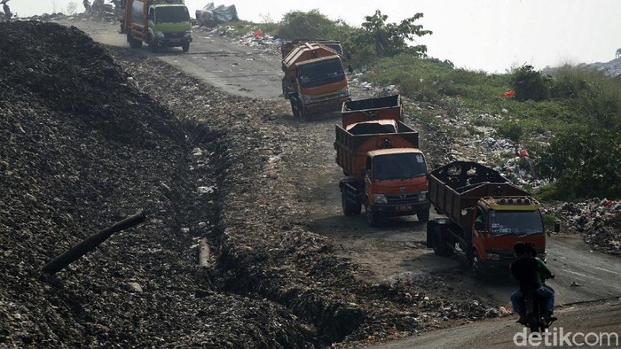 Puluhan truk sampah antre di TPST Bantargebang, Kota Bekasi. Pada hari pertama Lebaran tercatat ada 2.142 ton sampah yang dikirim warga Jakarta ke Bantargebang.