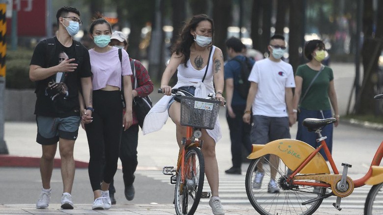 Dulu Menang Lawan Corona Tanpa Lockdown, Kini Taiwan Siaga 3! People wear face masks to protect against the spread of the coronavirus after the COVID-19 alert raise to level 3 in Taipei, Taiwan, Saturday, May 15, 2021. Taiwan, which has had enviable success in containing COVID-19, imposed new restrictions in its capital city on Saturday as it battled its worst outbreak since the pandemic began. (AP Photo/Chiang Ying-ying)