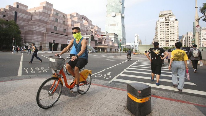 Dulu Menang Lawan Corona Tanpa Lockdown, Kini Taiwan Siaga 3! People wear face masks to protect against the spread of the coronavirus after the COVID-19 alert raise to level 3 in Taipei, Taiwan, Saturday, May 15, 2021. Taiwan, which has had enviable success in containing COVID-19, imposed new restrictions in its capital city on Saturday as it battled its worst outbreak since the pandemic began. (AP Photo/Chiang Ying-ying)