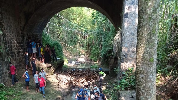 Evakuasi mayat Ridwan (19) di Desa Tugu, Jumantono, Karanganyar, Senin (17/5/2021).