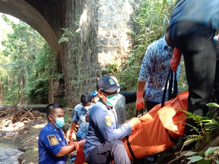 Evakuasi mayat Ridwan (19) di Desa Tugu, Jumantono, Karanganyar, Senin (17/5/2021).