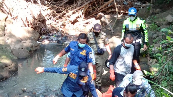 Evakuasi mayat Ridwan (19) di Desa Tugu, Jumantono, Karanganyar, Senin (17/5/2021).