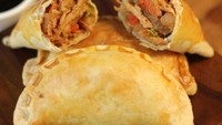 Di toko camilan ini kamu bisa mendapatkan banyak pilihan isian pastel. Mulai dari smoked beef, ayam bbq, chicken mushroom, Japanese hamburger dan lain-lain. Berlokasi di Jl. BDN Raya No.10B, Mamaballen menyajikan pastel seharga Rp75.000 untuk isi 10 buah dengan tempat yang begitu Instagramable. Foto: Instagram/mamaballen_snack.