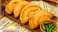 Pastel krispi yang berlokasi di Beji, Depok ini menyajikan tiga varian isi yaitu soun ayam, ragout ayam juga sapi sayur. Nagastry menyedikan pastel matang seharga Rp55.000/10 buah dan pastel yang masih beku atau frozen seharga Rp50.000/10 buah. Pastel Nagastry ini bisa juga menjadi pilihan untuk dibagikan ke kerabat terdekat. Foto: Instagram/pastelnagastry.