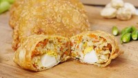 Pastel dengan isian sayur dan telur di sini memiliki ciri khas kulit yang tipis namun sangat renyah. Berlokasi di Kalideres, Jakarta Barat, pastel yang dibanderol seharga Rp9.000/buah ini harus dipesan terlebih dahulu melalui WhatsApp atau pesan via akun instagram @dapurnykoo. Foto: Instagram/dapurnykoo.