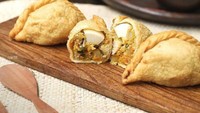 Toko spesialis roti, pastry dan jajanan pasar ini memiliki pastel yang gurih renyah dengan isian sayuran dan telur yang sangat padat. Berlokasi di The Mansion at Kemang, Jl Kemang Raya No.5, Jakarta Selatan, pastel di sini dibanderol seharga Rp9.500. Foto: Instagram/dandybakeryid.