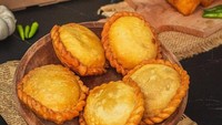 Toko spesialis pastel goreng ini memiliki cukup banyak variasi pastel, ada pastel original, pastel pedas yang berbentuk bulat, kare Jepang hingga pastel ebi bengkoang. Toko yang berlokasi di Jl. Kelapa Nias III PA 9 No.8, Kelapa Gading ini bahkan juga bisa dipesan secara online. Harganya pun cukup terjangkau, satu buah pastel dibanderol seharga Rp6.000 - Rp6.500. Foto: Instagram/kaylas.pastel