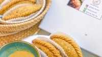 Tak hanya pastel seperti pada umumnya, Daily Pastel juga menyediakan pastel khusus untuk pelaku vegetarian. Kulitnya yang renyah dengan isian yang gurih juga bisa disajikan dalam bentuk hampers yang cantik jika ingin dikirimkan untuk kerabat. Berlokasi di Pluit, Jakarta Utara kamu bisa memesan pastel yang gurih renyah seharga Rp85.000/10 pastel. Foto: Instagram/daily.pastel.