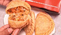 Toko pastel yang berlokasi di Pasar Mayestik, Lantai Ground, Kebayoran Baru ini menawarkan tekstur pastel yang renyahnya tak diragukan lagi. Hanya dengan Rp7.000 kamu sudah bisa mendapatkan satu buah pastel renyah berisi bihun dan telur yang sangat gurih. Foto: Instagram/pastellia.id.
