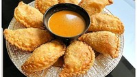 Pastel yang dibanderol seharga Rp8.000 per buah ini memiliki lapisan kulit yang cenderung tipis. Tetapi kerenyahan Pastel 23 yang berlokasi di Jl. Pluit karang Cantik 13 Blok A3 No.2A, Pluit ini benar-benar tidak ada tandingannya. Foto: Instagram/pastel_23