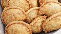 Menyediakan banyak jajanan pasar, pastel goreng menjadi menu favorit yang banyak dipesan oleh pelanggan Igna Cooking. Tekstur kulitnya yang renyah dengan isian yang padat dijual seharga Rp6.000/buah. Dapur yang berlokasi di Jakarta Pusat ini harus dipesan terlebih dahulu melalui whatsApp atau akun instagram @igna.cooking jika kamu ingin mencoba pastel buatannya. Foto: Instagram/igna.cooking.