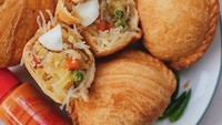 Pastel Wawa yang dijual seharga Rp12.500 ini berukuran cukup besar, berisi padat dan sangat renyah. Berlokasi di J. Muara Karang Raya Blok BB5 Timur No.7, Pluit pastel ini selalu habis dalam waktu yang singkat. Pastikan untuk datang lebih awal, ya! Foto: Instagram/pastelwawaofficial.