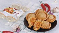 Adoralezat memiliki variasi isian pastel yang cukup berbeda. Ada ayam rica dan ayam rendang yang dibanderol Rp57.600 untuk 6 buah pastel. Pastel yang disajikan oleh toko kue yang berlokasi di Jl. Zainul Arifin No.7A, Gambir ini bisa juga dipesan secara online. Foto: Instagram/adoralezat.