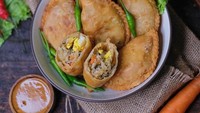 Pastel yang berlokasi di Perumahan Kebon Jeruk Baru, Blok A7 No.24, Kebon Jeruk ini sudah cukup terkenal dengan kelezatannya. Pastel Mama 89 menawarkan pastel spesial dengan isian ayam, wortel, kentang, telur serta soun yang padat. Harganya Rp10.000. Foto: Instagram/pastel_mama_89