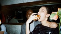 Bella diketahui memang memiliki interaksi sosial yang baik dengan banyak orang. Salah satunya, ditunjukan dengan kebersamannya bersama teman-teman.Foto: Instagram/bellahadid