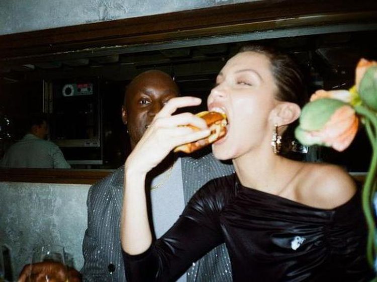 Intip Pose Keren Bella Hadid Saat di Kafe Bersama Teman-Temannya
