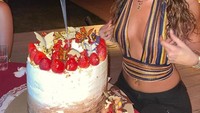Adik dari Gigi Hadid ini seringkali membagikan momen bersama teman-temannya salah satunya pada saat Bella merayakan ulang tahun. Foto: Instagram/bellahadid
