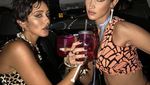 Intip Pose Keren Bella Hadid Saat di Kafe Bersama Teman-Temannya