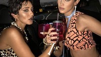 Bella juga kerap mengunggah foto-foto lama dirinya dan seorang temannya. Seperti sebuah foto yang diambil pada dua tahun lalu saat Bella masih dengan rambut pendeknya. Foto: Instagram/bellahadid