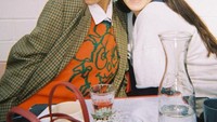 Menikmati waktu santai di sebuah restoran sambil minum cantik sudah menjadi rutinitas Bella saat bertemu dengan sahabatnya. Foto: Instagram/bellahadid