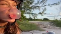 Bella juga seringkali melakukan hal konyol, misalnya makan permen karet saat mengendarai motor dan memecahkan gelembung permen karetnya dengan cara mempercepat laju motornya. Foto: Instagram/bellahadid