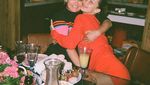 Intip Pose Keren Bella Hadid Saat di Kafe Bersama Teman-Temannya