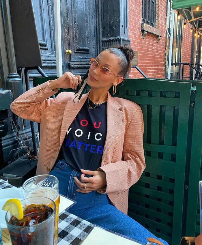 Galeri foto Bella Hadid Intip Pose Keren Bella Hadid Saat di Kafe Bersama Teman-Temannya