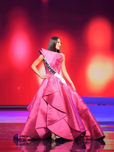 Gaun Malam Miss Universe 2020 Miss Universe Singapore Bernadette Belle Ong.