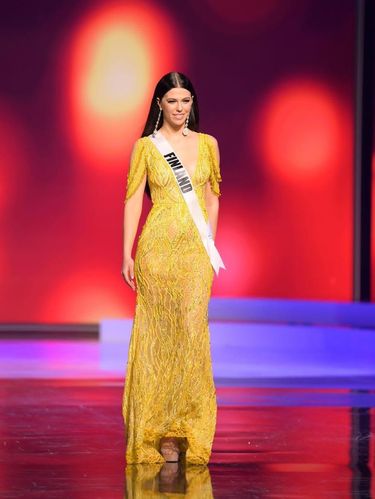 Gaun Malam Miss Universe 2020 Miss Universe Finland Viivi Altonen.