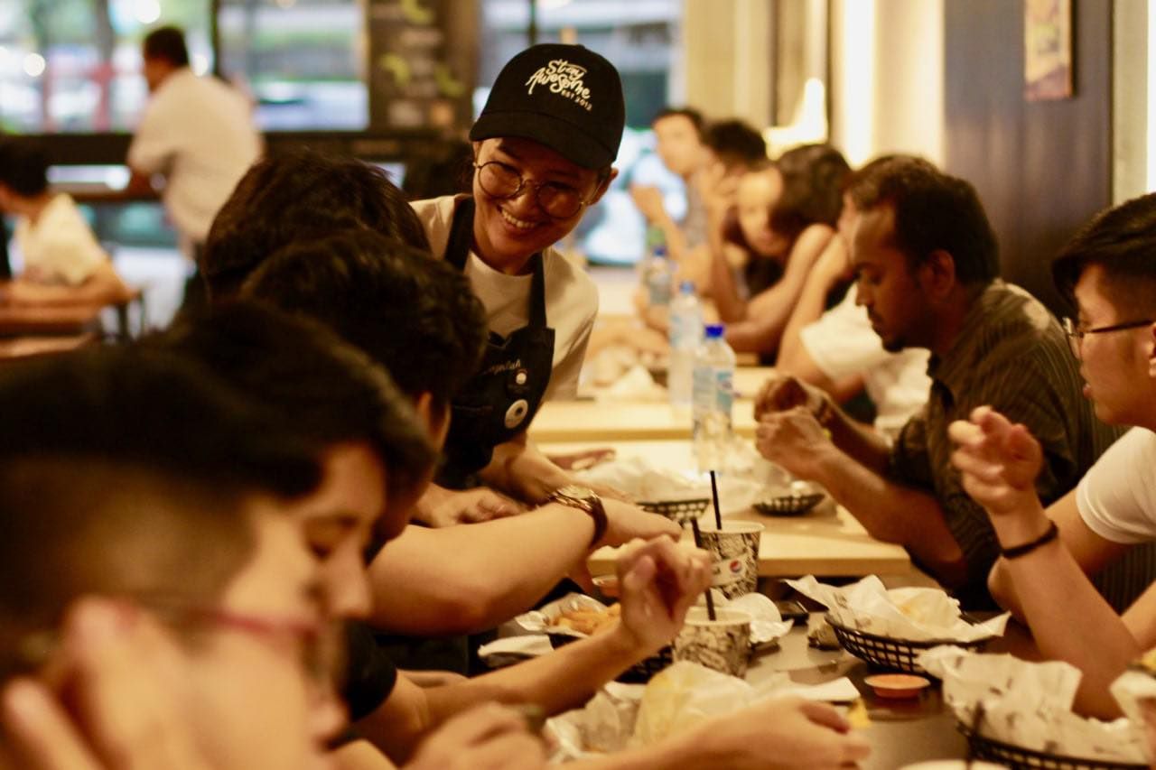Gerai Burger Ini Hampir Didenda Rp 86 Juta karena Pegawainya Makan di Dalam Resto