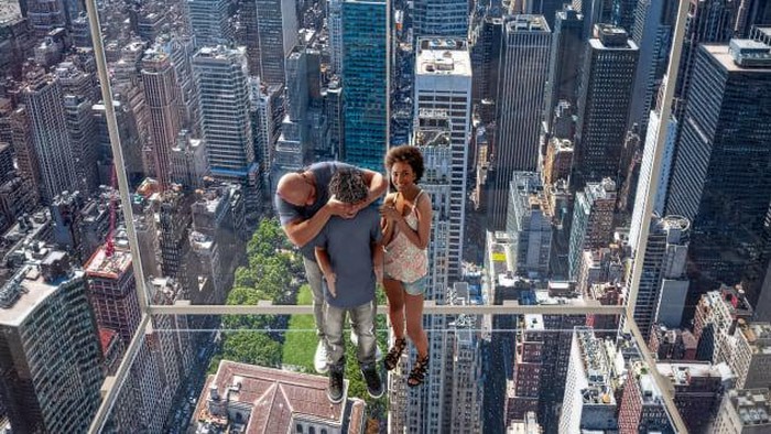 Gimana Rasanya Naik Lift Serba Kaca di Atas Ketinggian 369 Meter